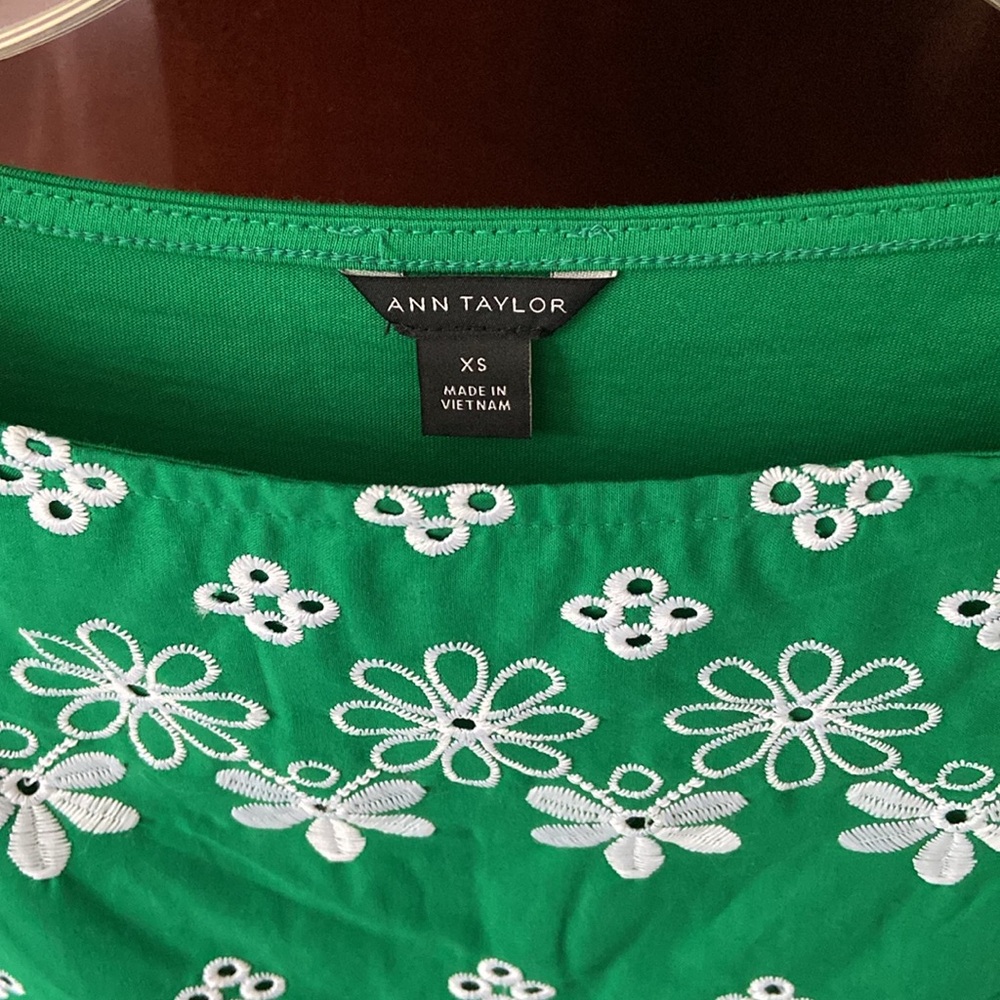 NWOT Ann Taylor Embroidered Kelly Green Top - Picture 2 of 8